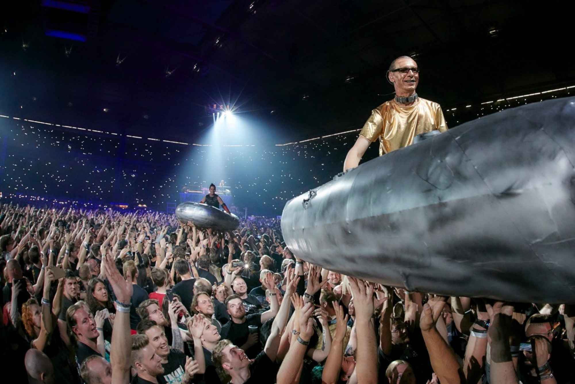 Рамштайн 18. Rammstein концерт фанаты. Йенс Кох Rammstein. Флаке в лодке Rammstein. Rammstein лодка.