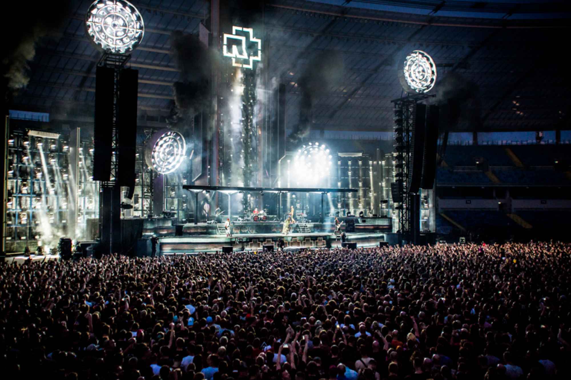 Бесплатные концерты рамштайн. Рамштайн 2022 концерт. Концерт рамштайн в Польше. Rammstein Live 2022. Сцена Раммштайн 2022.
